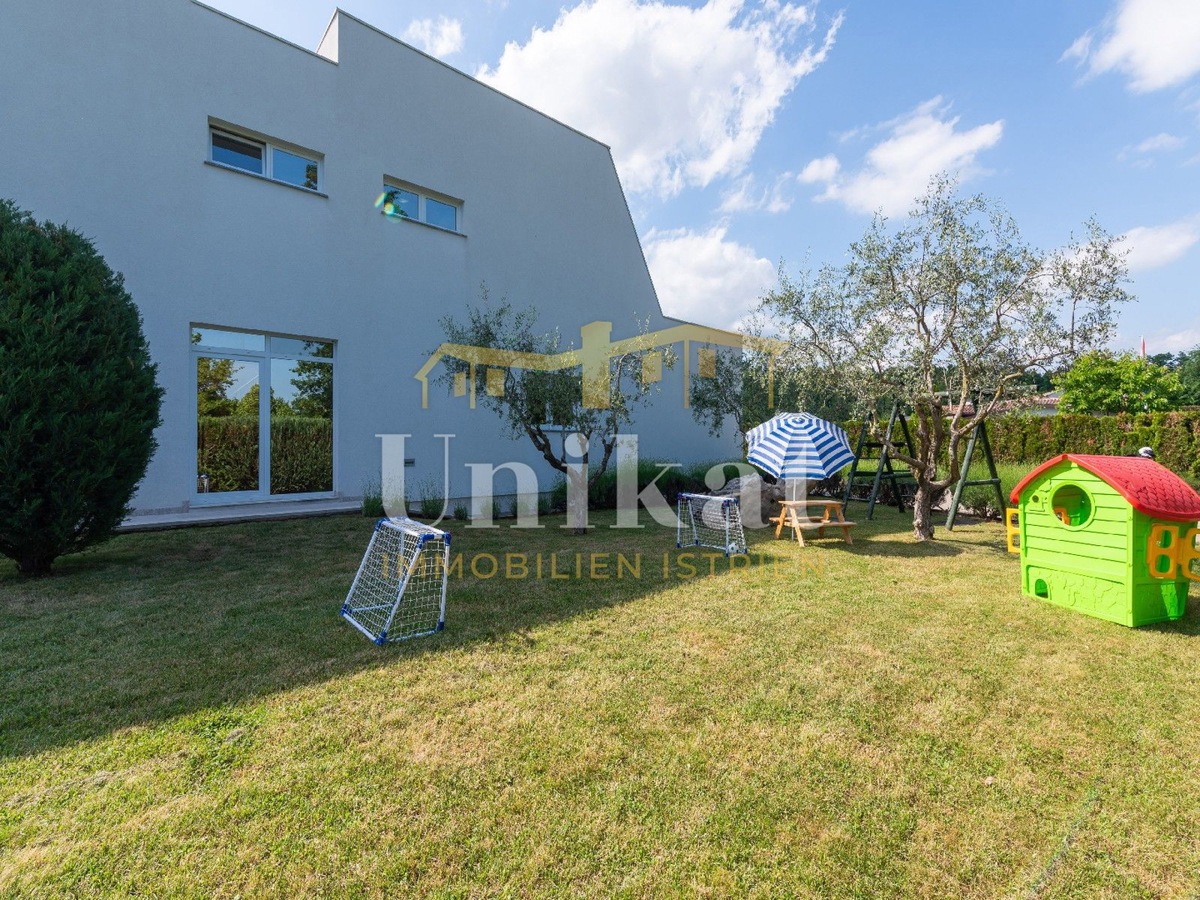 Moderna vila z notranjim in zunanjim bazenom